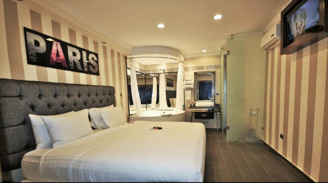 Deluxe Suite with Hot Tub,1392708539:JPEG